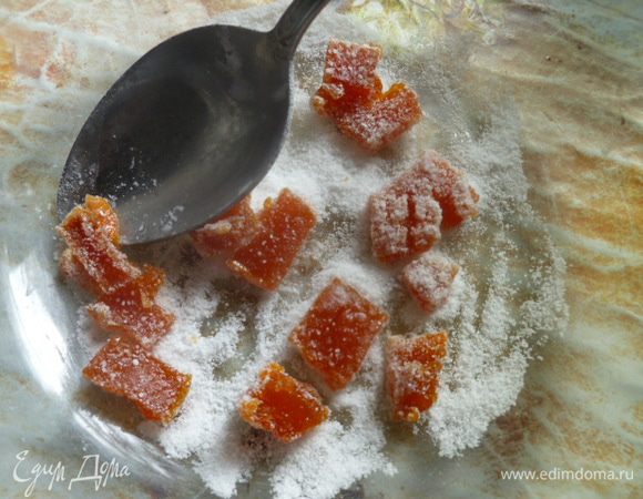 Затем цукаты снимаю с пергамента и понемногу обваливаю в сахарной пудре.