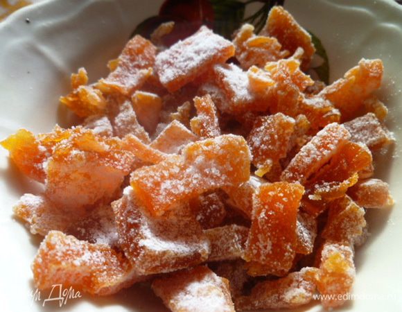 Готовые цукаты можно кушать сразу, а можно хранить в стеклянной банке, закрытую пергаментом и завязанную шпагатом.
Хранится долгое время в подвале или в холодильнике.