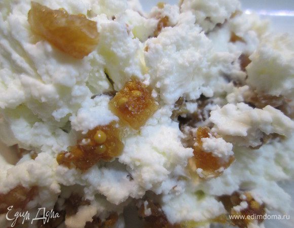 Наслаждаясь ароматом корицы, готовим творожный крем: взбиваем творог блендером (можно протереть через сито или просто размять вилкой). Прекрасно подойдет сливочный сыр типа "Альметте".
Мелко режем инжир и смешиваем с творогом. Сушеный инжир  тоже можно использовать, предварительно подержав в молоке или воде.