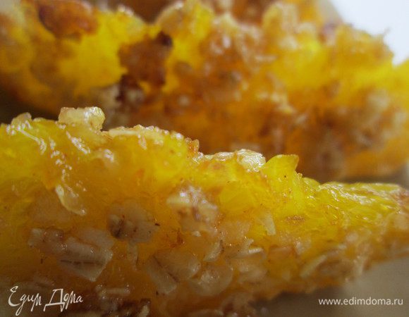 Запекаем дольки 15 минут до золотистого цвета. Через 8 минут я перевернула их на другую сторону, чтобы корочка была с двух сторон.

Готовые дольки выкладываем на блюдо.