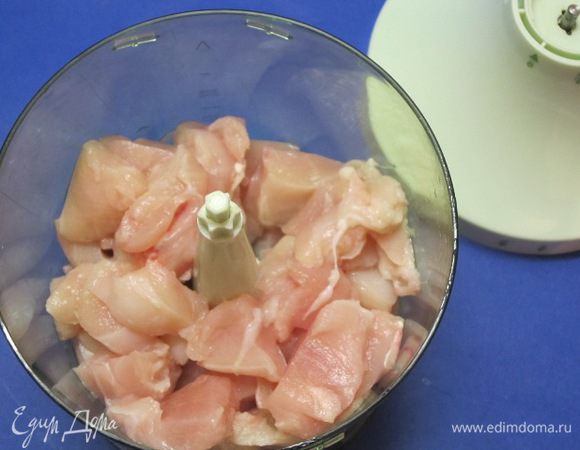 Куриное филе промыть, нарезать кусочками и выложить в блендер.