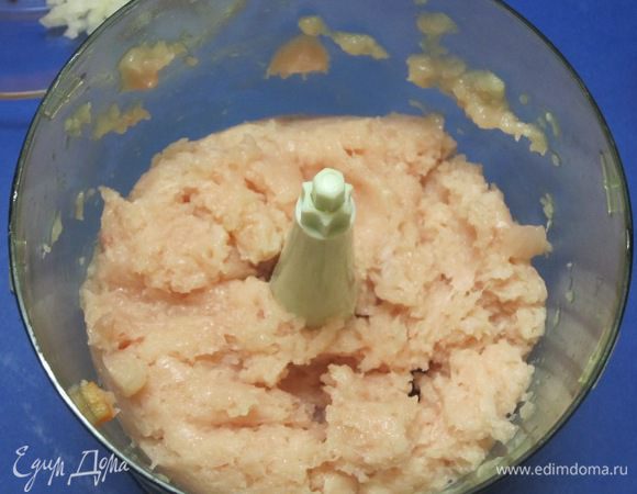 Куриное мясо перемолоть в фарш.