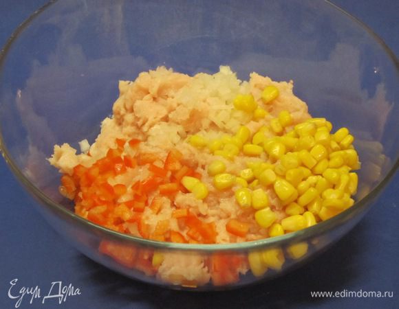 В куриный фарш выложить остальной мелко нарезанный лук, нарезанный перец и кукурузу.