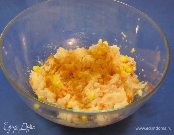 Хорошо перемешать, добавить сладкую паприку, черный молотый перец, соль.