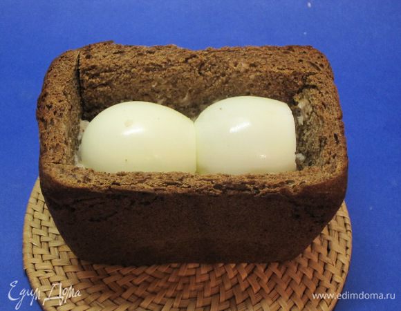 Половину фарша выложить в буханку, сверху выложить 2 вареных яйца.