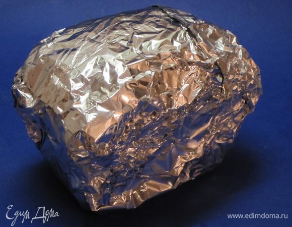 Завернуть террин в несколько слоев фольги и выпекать 50-60 минут при 180 С.