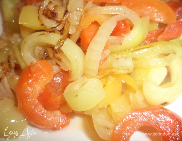 Лук очистить, нарезать полукольцами. Болгарский перец очистить от семян и нарезать полосками.
Лук обжарить в другой сковородке на 2 ст.л. растительного масла до полупрозрачности, добавить болгарский перец, обжарить. Вынуть из сковородки.