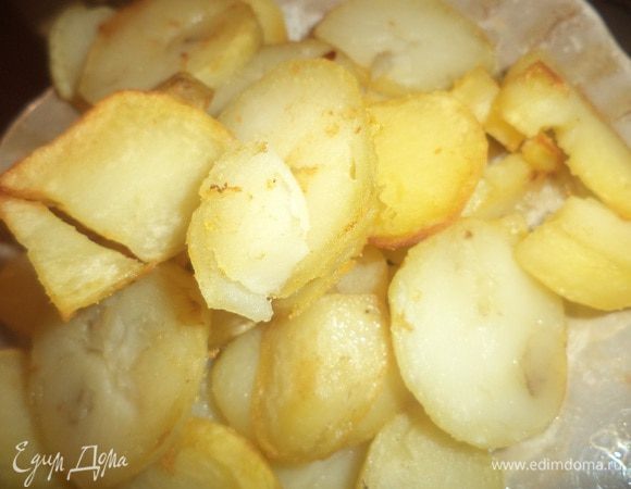 Картофель очистить от кожуры, нарезать кружочками.
На оставшемся растительном масле обжарить кружочки картофеля до румяной корочки.