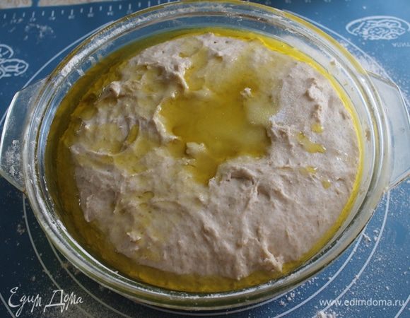 Затем влейте масло, соль. 