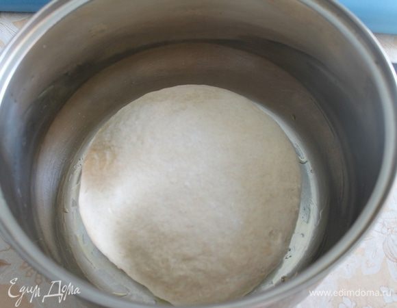 Если нужно, добавляйте муку, чтобы получилось мягкое тесто, оно не должно расползаться.