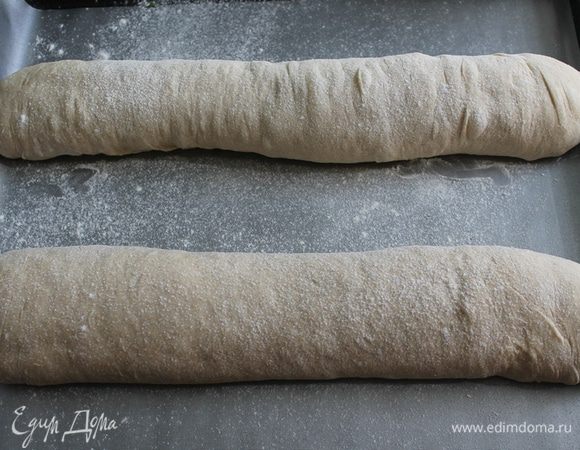 Затем тесто разделить на две половины и сформировать батоны.