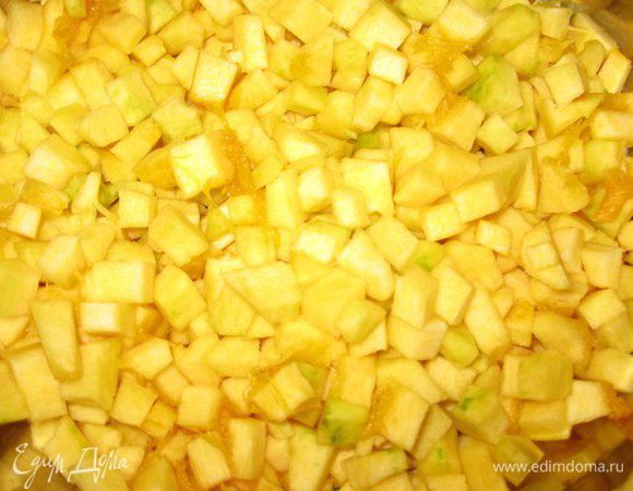 Тыкву моем, удаляем семечки (которые засушиваем), чистим и нарезаем на маленькие кубики.