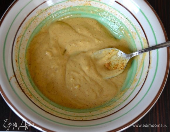 Приготовить маринад для курицы - смешать горчицу, паприку, измельченный зубчик чеснока, сок и цедру лимона.