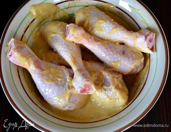 Обвалять как следует со всех сторон куриные ножки в этом густом маринаде.