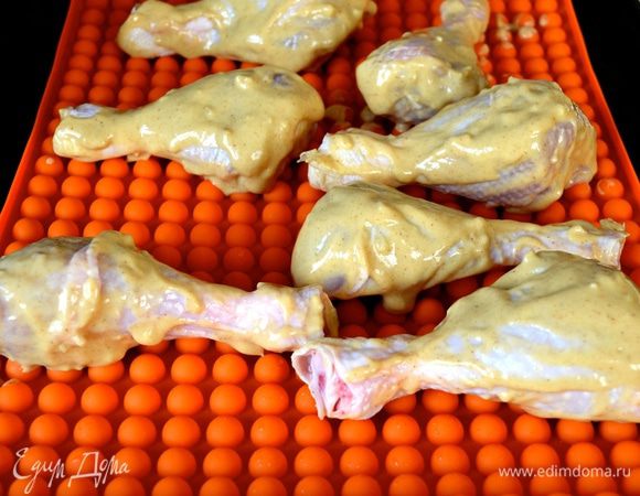 И выложить их на противень, застеленный пекарской бумагой. (у меня новый "чудо-коврик" для запекания в духовке, подарок мужа...)