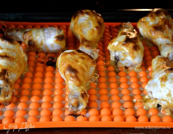 Запекать голени в разогретой до 180 градусов духовке 30 минут.