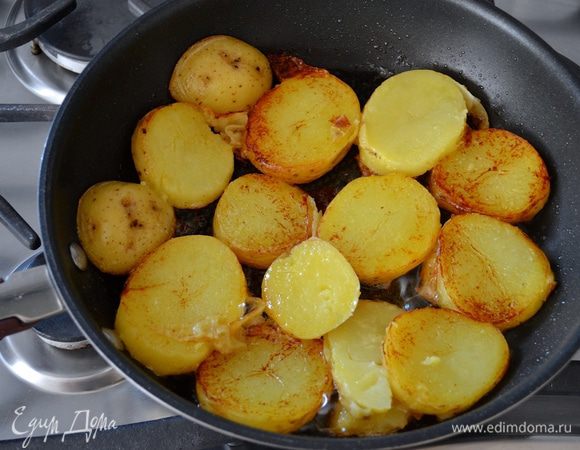 Тем временем, приготовить картофель. Я отварила картофель в скороварке... Вареный картофель осторожно нарезать кружочками и обжарить в сковороде с небольшим количеством масла. Посолить и поперчить по вкусу. В конце, по желанию, присыпать измельченной петрушкой.