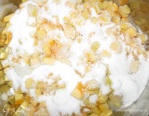 На дно кастрюли налить немного воды, выложить кусочки тыквы, засыпать сахаром, довести до кипения и постоянно помешивать. Варить 20-30 минут.