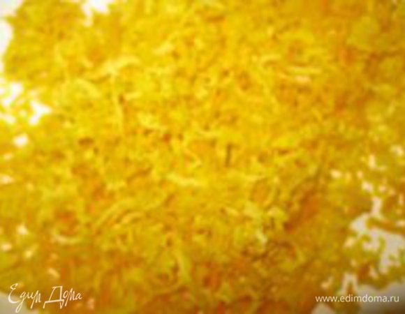 Тем временем, на мелкой терке натереть цедру апельсина. Мякоть апельсина мелко нарезаем. Выделившийся сок необходимо сохранить!