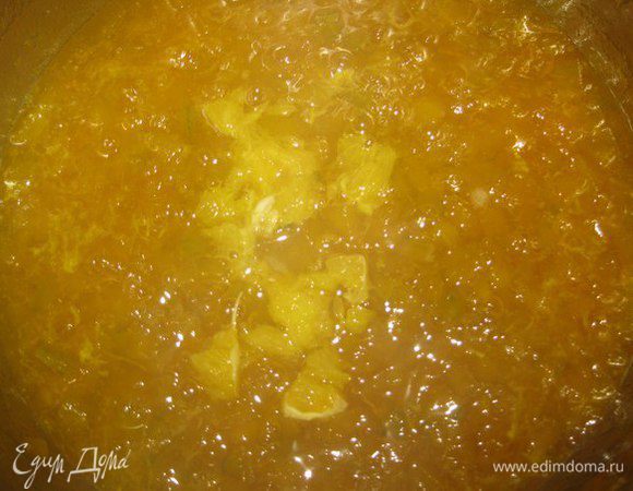 Вливаем к тыкве сок из апельсинов с кусочками апельсина, кладем цедру, перемешиваем и варим до загустения.