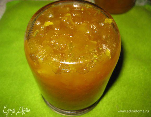 Варенье заливаем в простерилизованные банки и закатываем простерилизованными крышками, можно простерилизованными закручивающимися крышками. Можно перевернуть, чтобы проверить, как закатали.