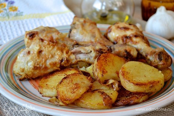Подавать куриные ножки с гарниром из картофеля! Очень удобно, что и основное блюдо и гарнир к нему готовятся одновременно! :) Приятного аппетита!