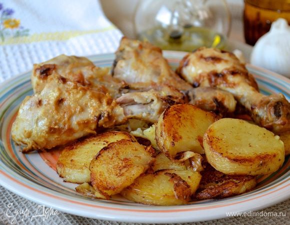 Подавать куриные ножки с гарниром из картофеля! Очень удобно, что и основное блюдо и гарнир к нему готовятся одновременно! :) Приятного аппетита!