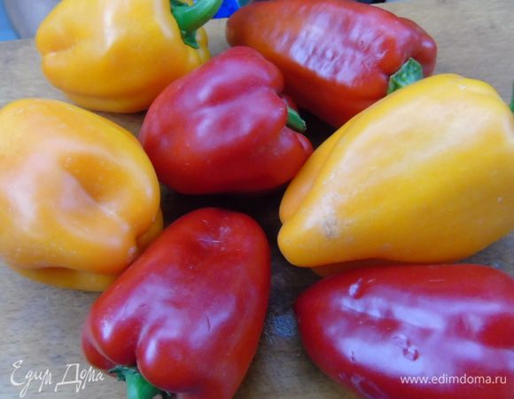 Перец подготавливаем, вымываем его и просушиваем или же просто вытираем полотенцем.