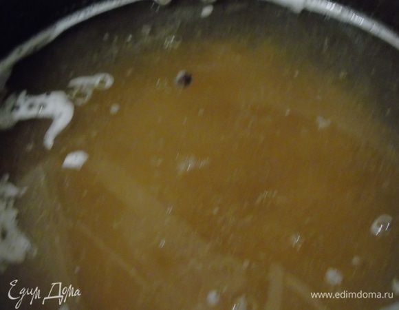 Готовим маринад. Смешиваем все ингредиенты, лучше это делать в казане. Ставим на огонь. Мешаем пока сахар и мед не разойдутся.