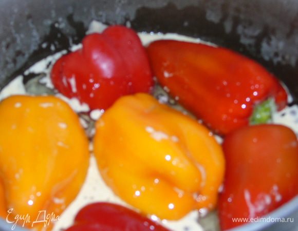 Кидаем перец и варим на медленном огне до мягкости. При желании можете перец разрезать на половину и вынуть плодоножку и уже кусочки варить. Я варю целый :)