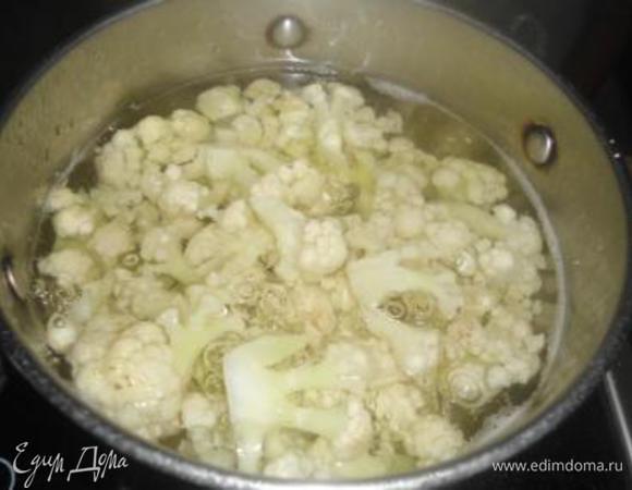 Первым делом разбираем капусту на соцветия и варим в подсоленной воде около 8-10 минут.