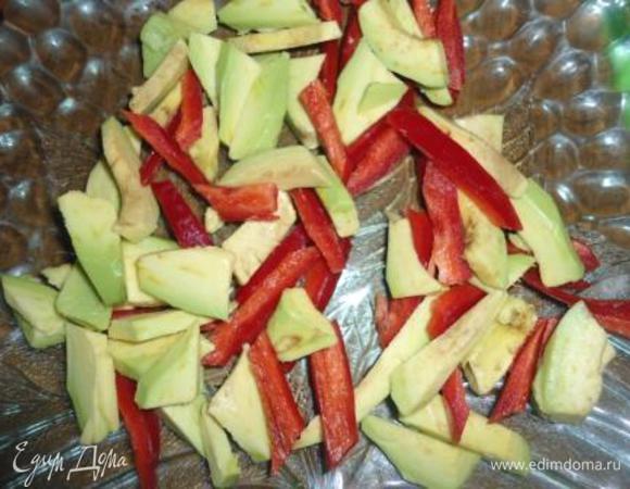 Перец болгарский и авокадо очистим и режем дольками.