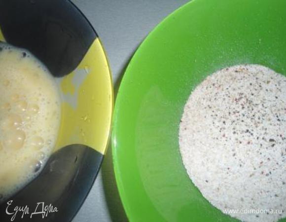 В одной миске вбиваем вилочкой яйцо. В другой смешиваем муку и перец свежемолотый.