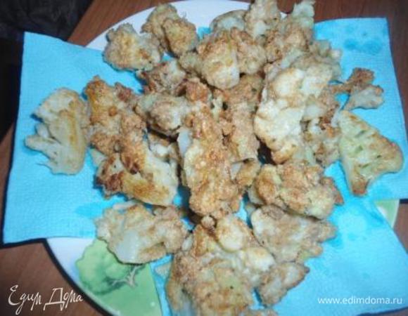 Отваренную  капусту откидываем на дуршлаг. Обваливаем капусту сначала в яйце, перемешивая ложкой. Затем в муке. Сковороду хорошо разогреваем и на оливковом масле поджариваем капусту до хрустящей корочки, я перевернула один раз. Выкладываем на салфетки, чтобы впитался лишний жир. 