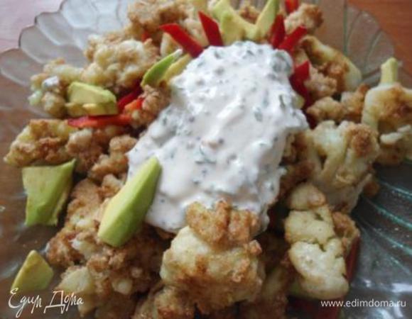 Выкладываем капусту на перец и авокадо, перемешиваем и заправляем. 