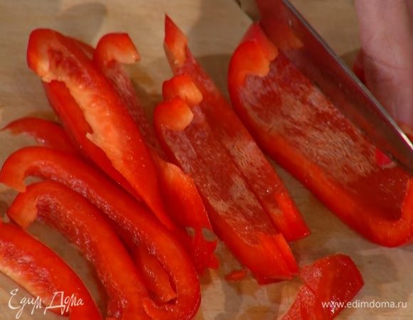 Сладкий перец, удалив плодоножку с семенами, нарезать длинными тонкими полосками.