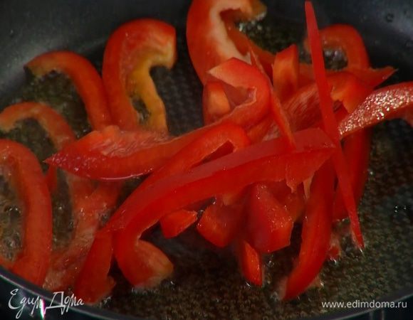 Разогреть в сковороде оливковое масло и обжарить нарезанный перец.