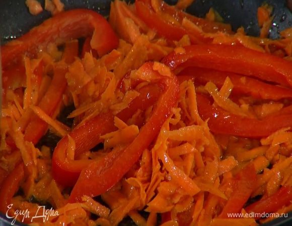 Батат почистить, натереть на крупной терке, выложить к перцу и перемешать.