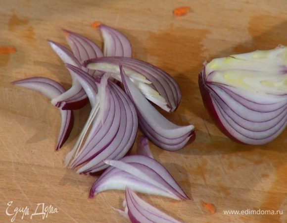 Лук почистить, нарезать дольками, добавить в сковороду, все перемешать и посолить.