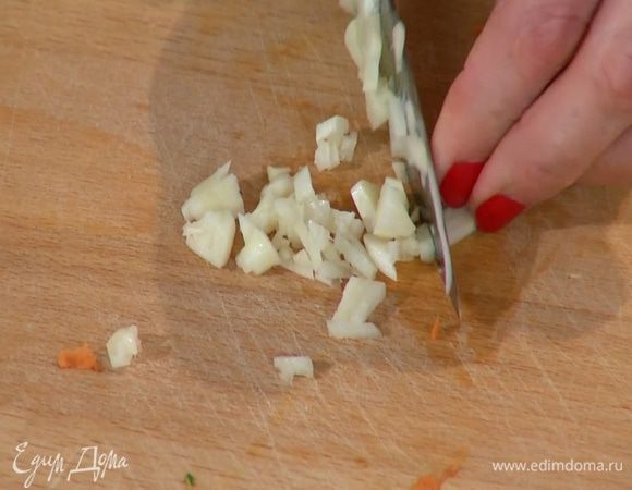 Чеснок почистить и мелко порубить.