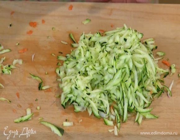 Цукини вместе с кожурой натереть на крупной терке.