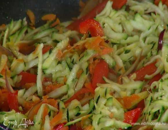 В сковороду к овощам добавить измельченный чеснок, перемешать, затем добавить цукини, еще раз все перемешать и обжаривать 2–3 минуты.