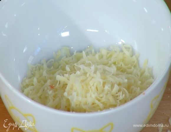 Сыр натереть на мелкой терке.