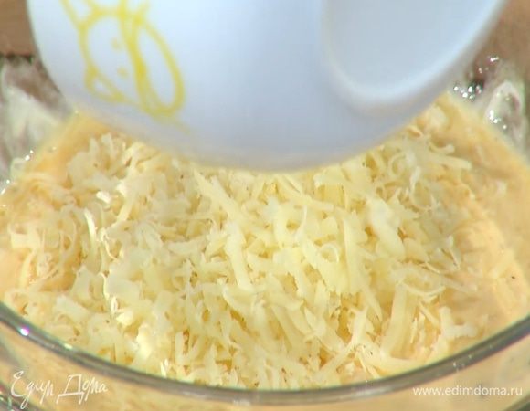Яйца разбить в глубокую посуду, посолить, поперчить и размешать вилкой, затем добавить сливки, натертый сыр и все перемешать.