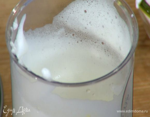 Белки посолить и взбить в плотную массу.