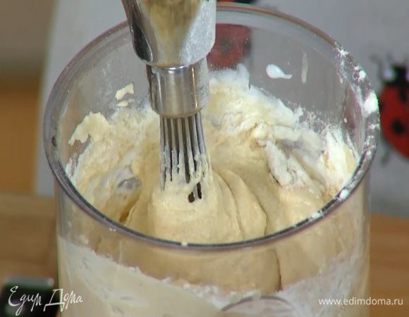 Не выключая блендера, по одному добавить желтки, затем сметану и взбить все в гладкую, однородную массу.