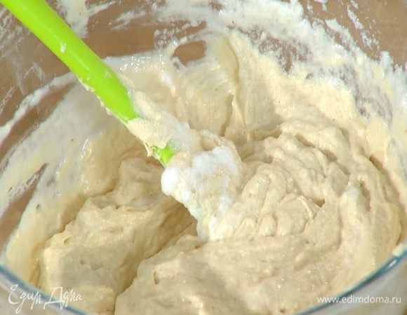 Взбитые белки так же порциями вмешать в тесто.