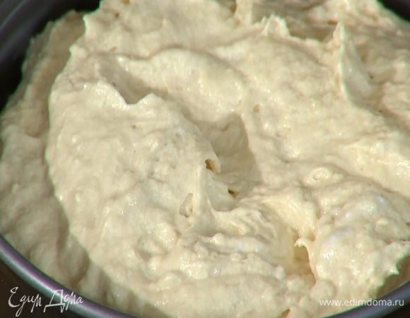 На персики равномерно выложить тесто и выпекать в разогретой духовке 30–40 минут.