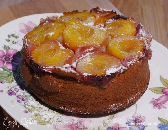 Готовый пирог перевернуть на блюдо.