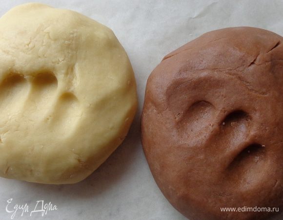 Приготовить свое любимое песочное тесто. Я предпочитаю вот это: http://www.edimdoma.ru/retsepty/76193-slivochno-shokoladnoe-pechenie-proschay-leto. Только для данного рецепта можно не использовать какао. Но, в принципе, почему бы и не поиграться с разными цветами. Тесто хорошо охладить, тогда оно будет чудесно держать форму и не будет расплываться. Вырезать формочками человечков. Выпекать при 180 градусах до легкой золотистости.
Готовые изделия украсить растопленным шоколадом и мастикой.